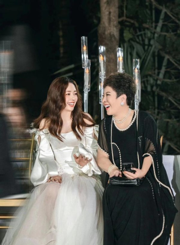莆田安福相册 向太配置了27岁的相片,刚生完孩子扎着马尾,和郭碧婷简直太像